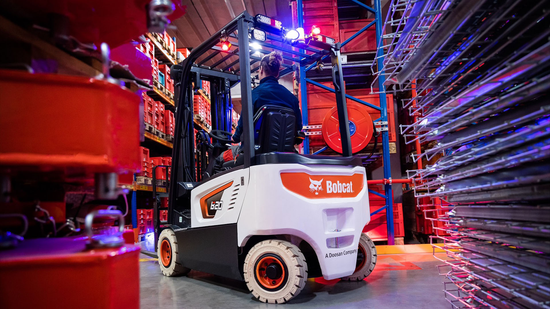 Doosan Bobcat představuje novinky pro manipulace s materiálem na veletrhu LogiMAT