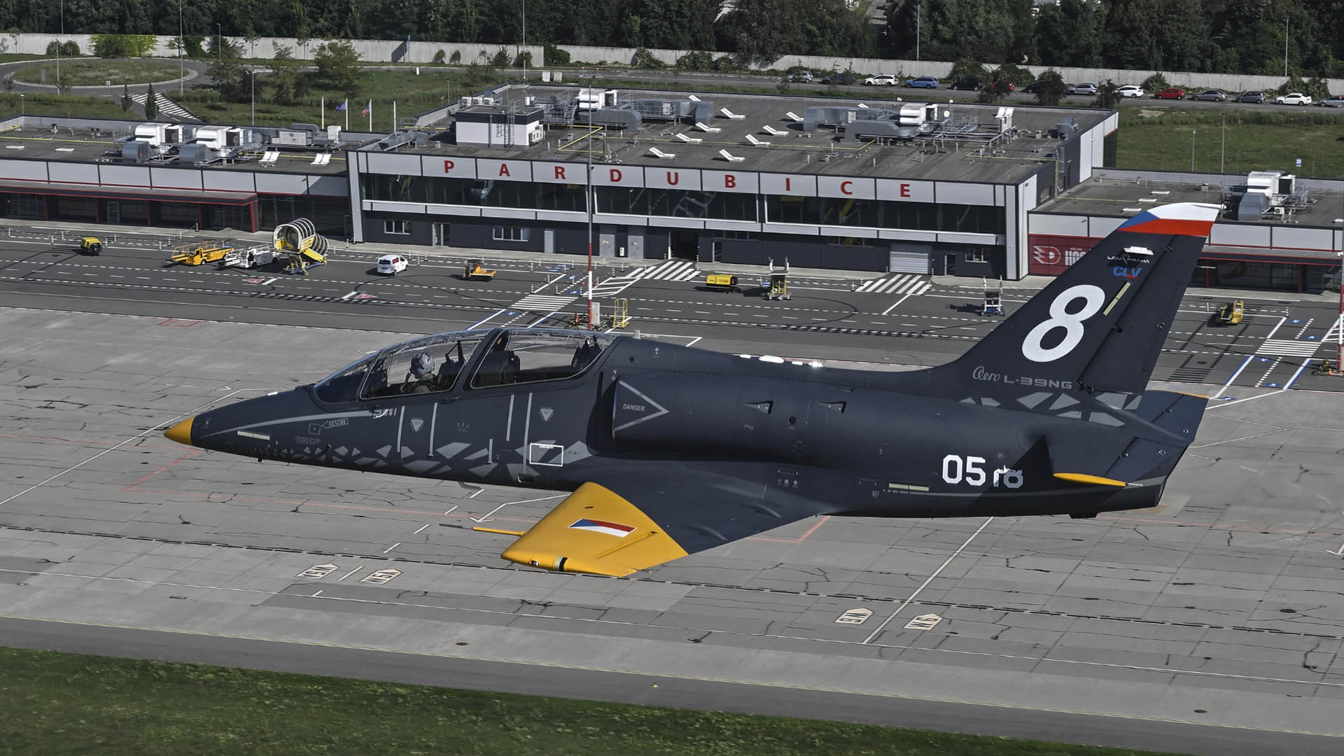 Aero Vodochody předalo první dva letouny L-39 Skyfox Centru leteckého výcviku LOM Praha