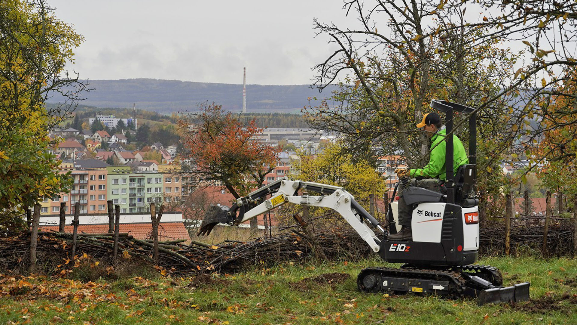 Zaměstnanci z městského úřadu a společností Drupol, 1.SčV, Tesco a Doosan Bobcat vysadili ve svatohorském sadu 140 ovocných stromů