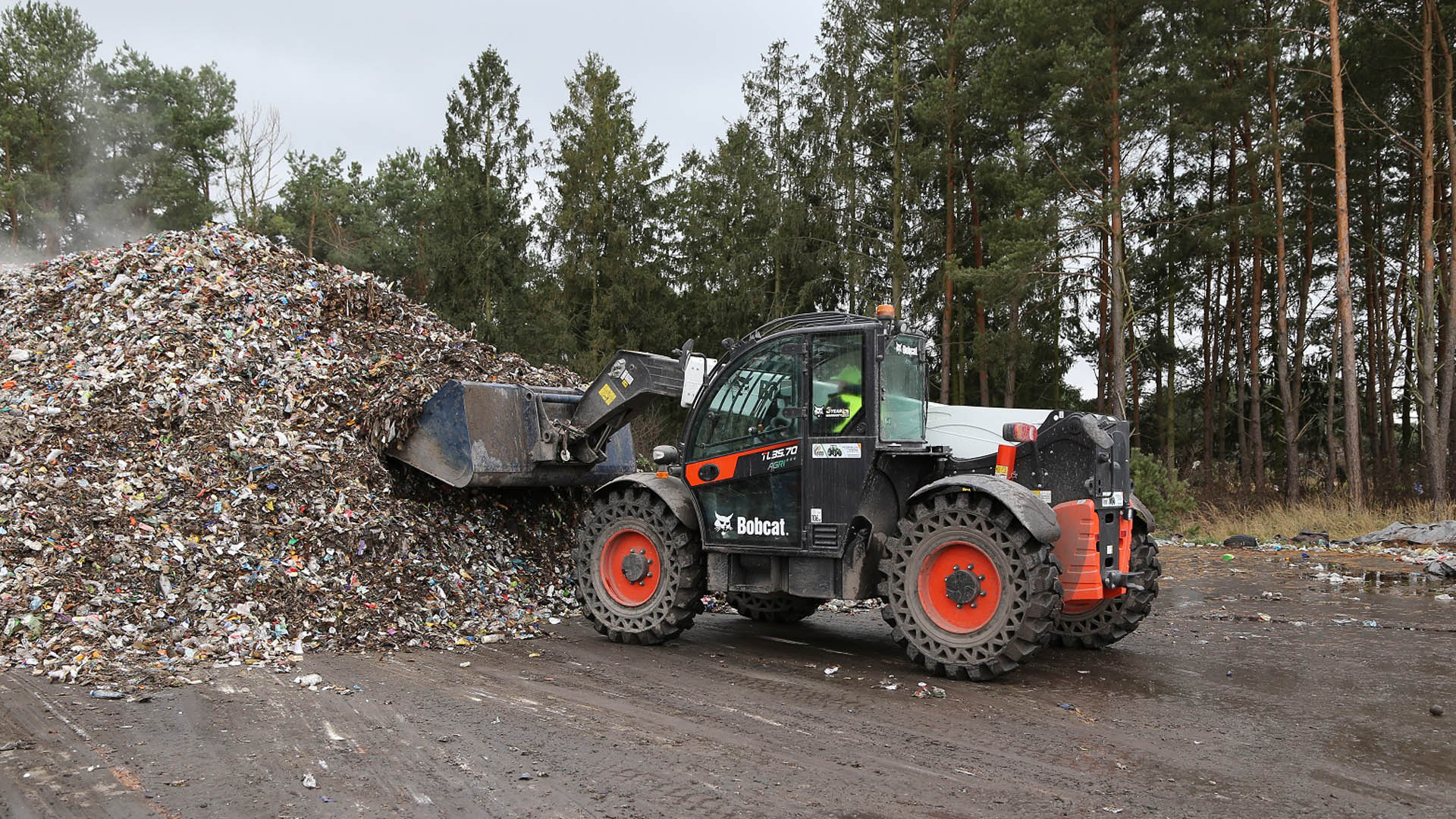 Trojice teleskopických nakladačů Bobcat  pomáhá recyklovat odpad na východě Polska