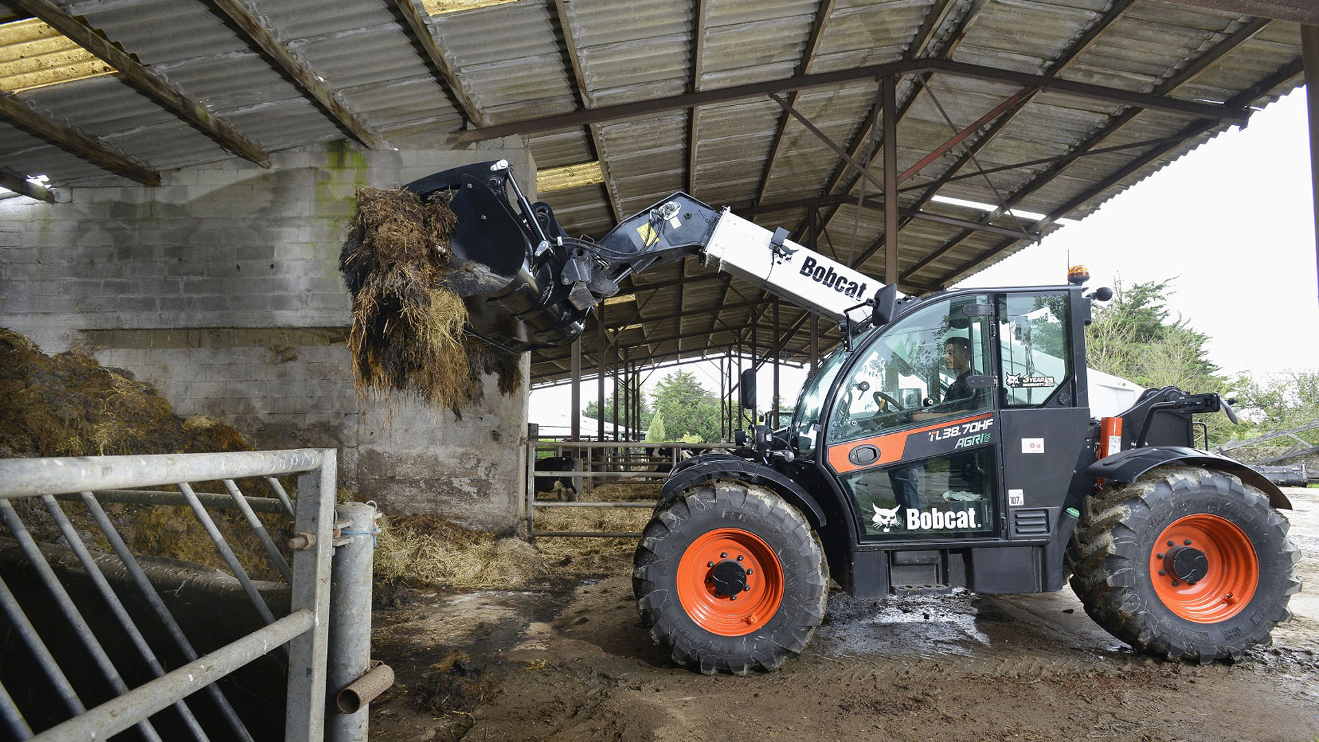 130 teleskopických nakladačů Bobcat pro francouzské zemědělce