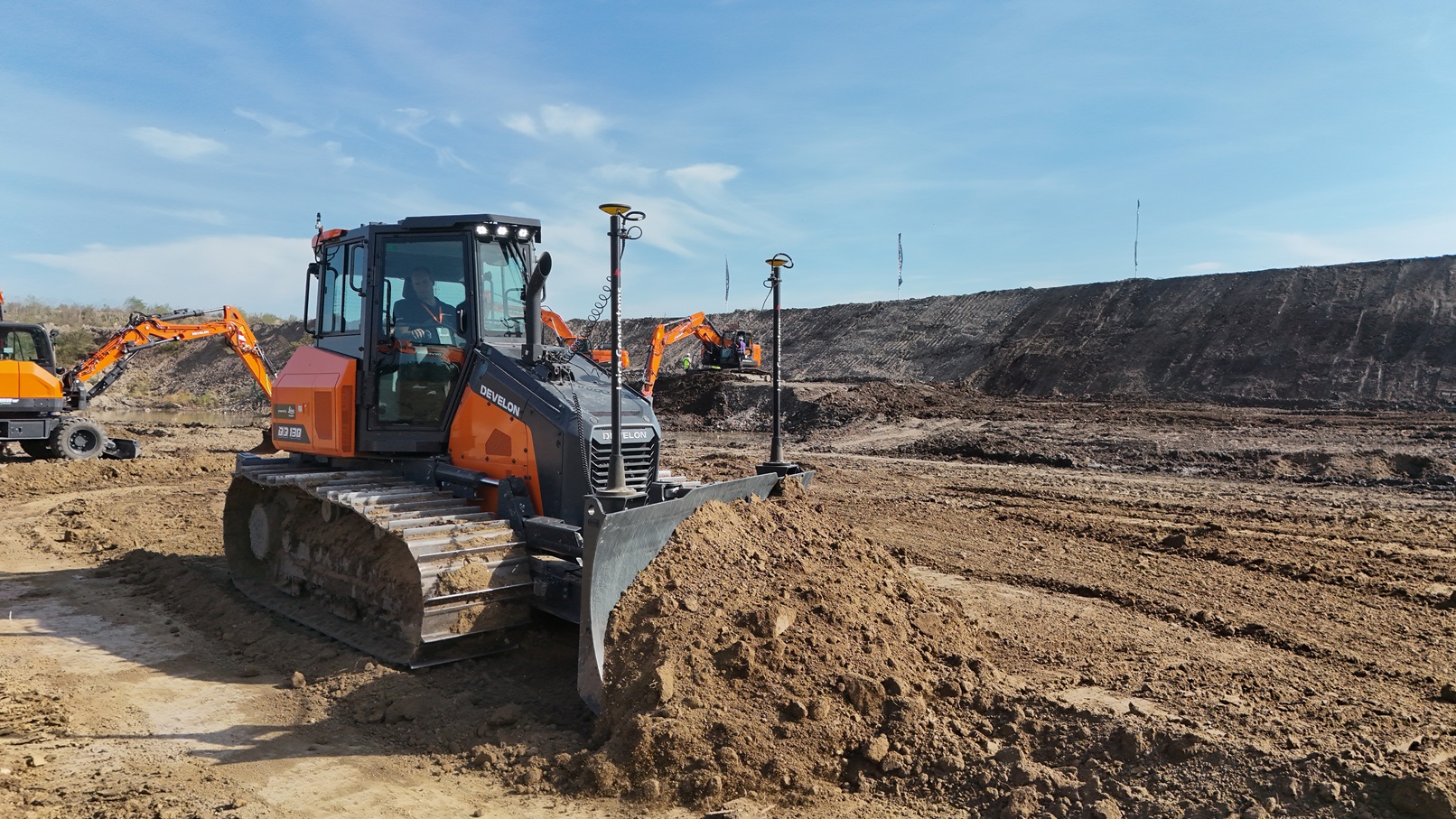 Develon a Leica Geosystems rozšiřují možnost  systému 3D Machine Control pro dozer DD130-7 