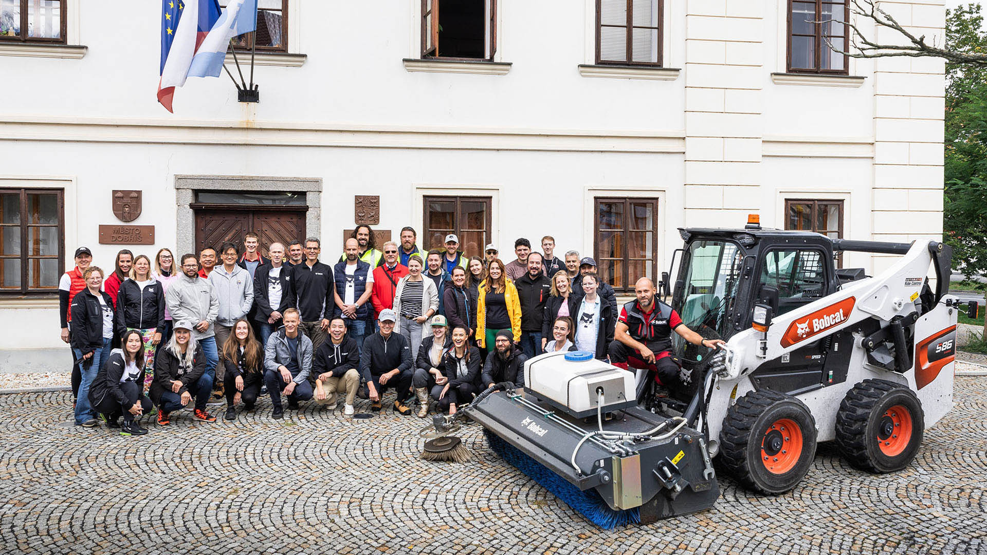 Bobcat pomáhá doma na Dobříši i po povodních na Moravě