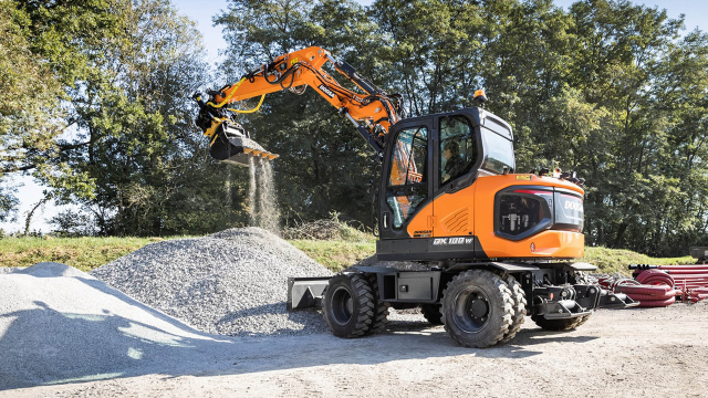 Aktuality - Nové kolové rypadlo Doosan DX100W-7 pro práci ve městech