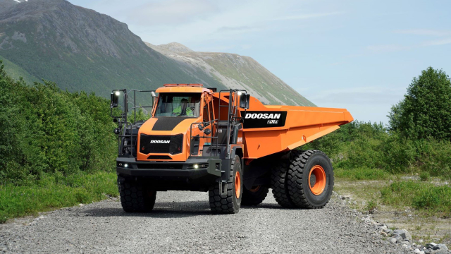 Aktuality - Bauma 2022: Doosan uvede nový 4x4 kloubový sklápěč DA45-7 