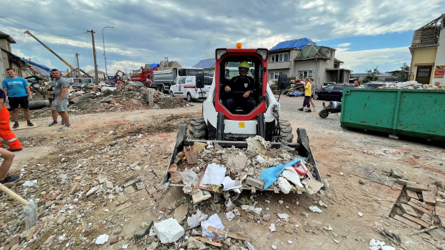 Aktuality - Doosan Bobcat pomáhá v tornádem postižených obcích