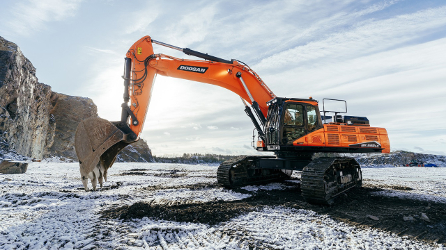 Aktuality - Doosan přidává nové funkce a volitelné příslušenství  pro velká pásová rypadla 