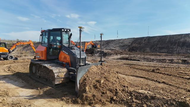 Aktuality - Develon a Leica Geosystems rozšiřují možnost  systému 3D Machine Control pro dozer DD130-7 