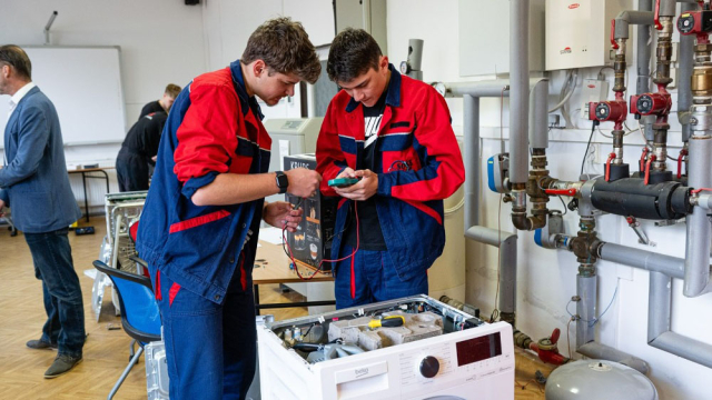 Aktuality - Zájem o studium elektro oborů roste. Školy nestíhají uspokojit poptávku