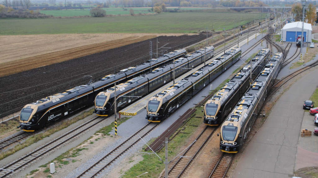 Flotila elektrických jednotek Flirt Leo Express na zkušebním okruhu v Cerhenicíchfoto: Stadler Praha s.r.o.